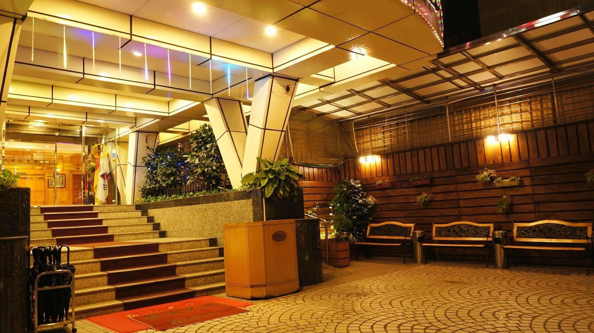 Oriental Hotel Tainan Exteriör bild